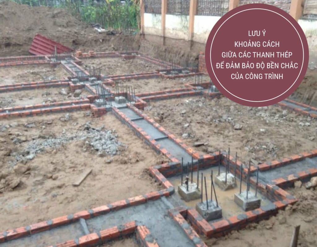 Lưu ý khoảng cách giữa các thanh thép để đảm bảo độ bền chắc của công trình